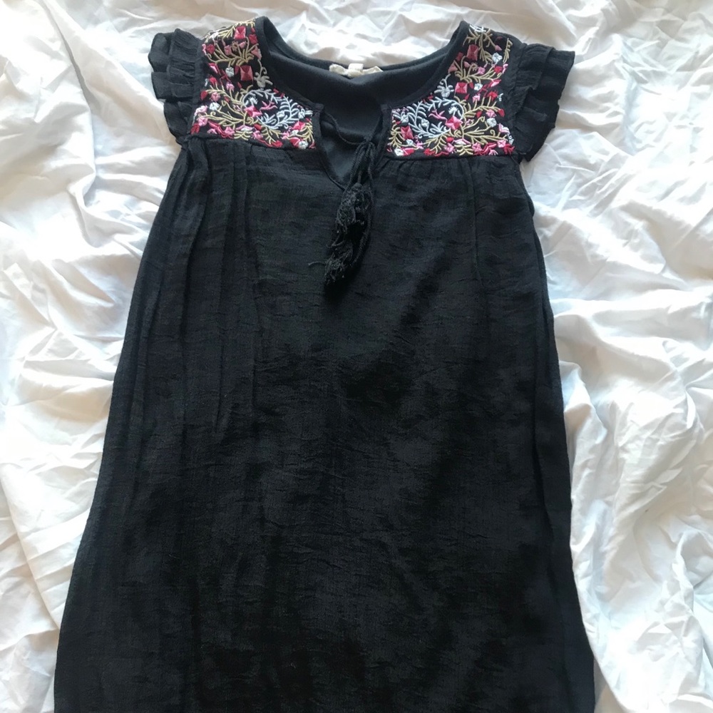 BLACK PUFFY-SLEEVED DRESS